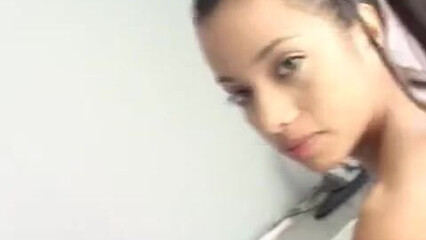 Горячая латиночка с бритой писечкой нежно мастурбирует