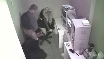 Охранник трахнул шлюху на рабочем месте не зная о скрытой камере