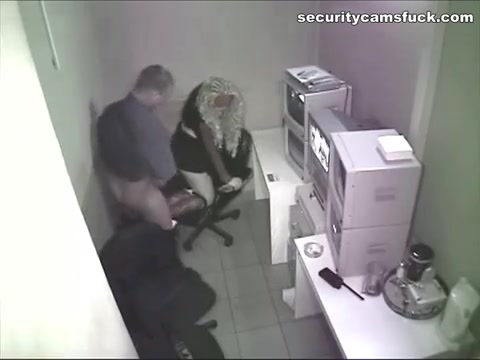 Охранник трахнул шлюху на рабочем месте не зная о скрытой камере
