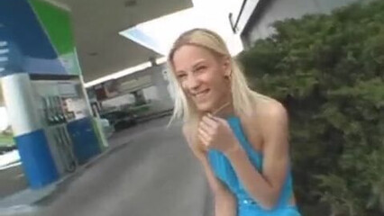 Юная блондинка сосёт и трахается на заправке за деньги