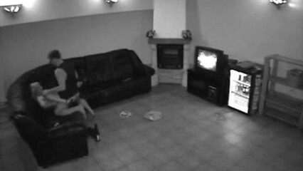 Мужик выебал шлюху у себя дома перед скрытой камерой