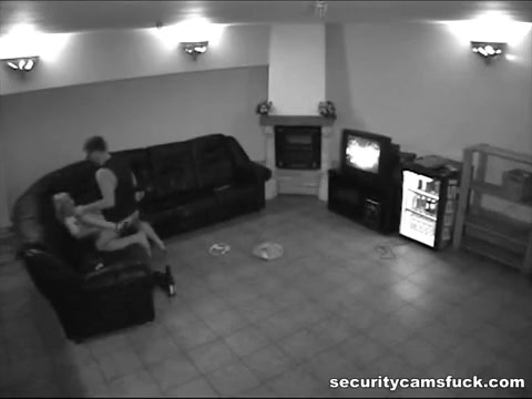 Мужик выебал шлюху у себя дома перед скрытой камерой