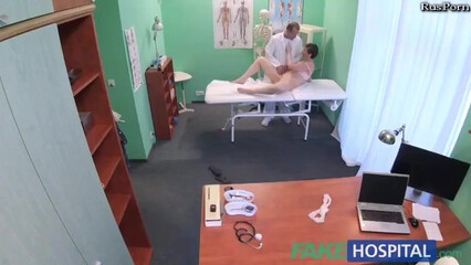 Доктор лижет пизду у пациентки