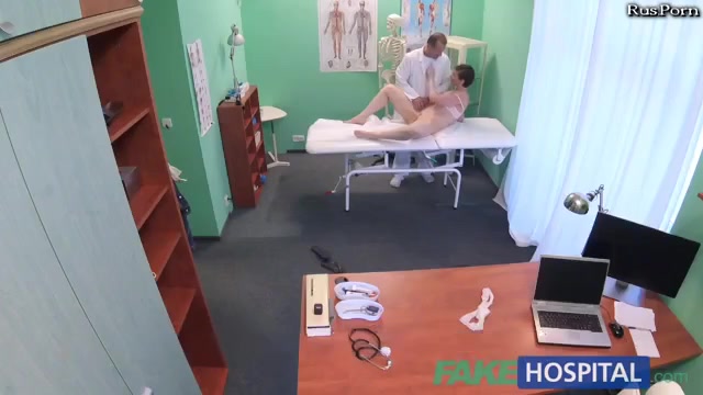 Доктор лижет пизду у пациентки