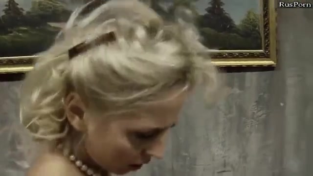 Лисбухи жадно ласкают друг друга