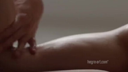 Русая красотка наслаждается обалденным эротическим массажем