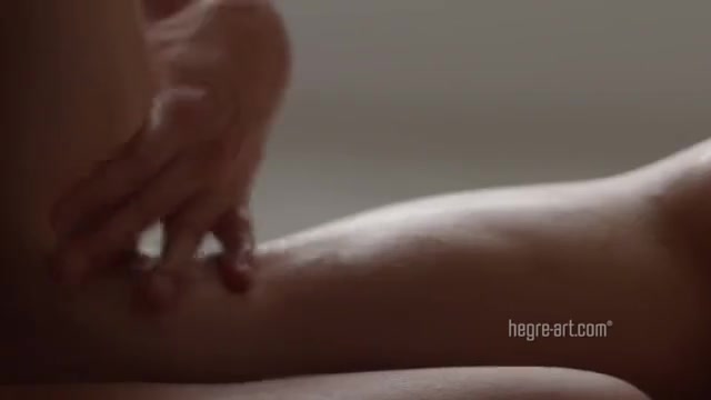 Русая красотка наслаждается обалденным эротическим массажем