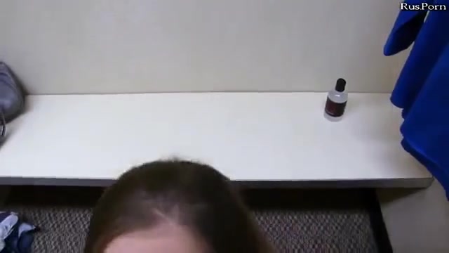 Пацан трахает красивую телку в примерочной магазина и снимает на камеру