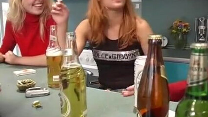 Пьяная вечеринка молодых студентов