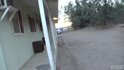 На скрытую камеру сняли супружеский секс блондинки с её любимым мужем