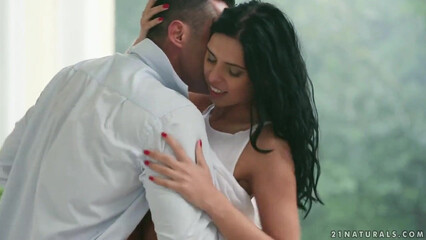 Девочка с красивым сочным телом на столе трахается с приятелем