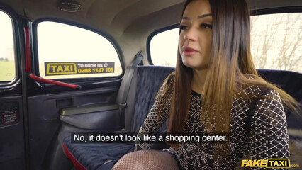 Красивая телочка расплатилась сексом с таксистом, забыв дома кошелек