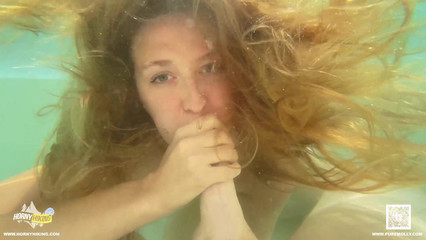 Решила удивить парня и отсосала ему под водой в бассейне